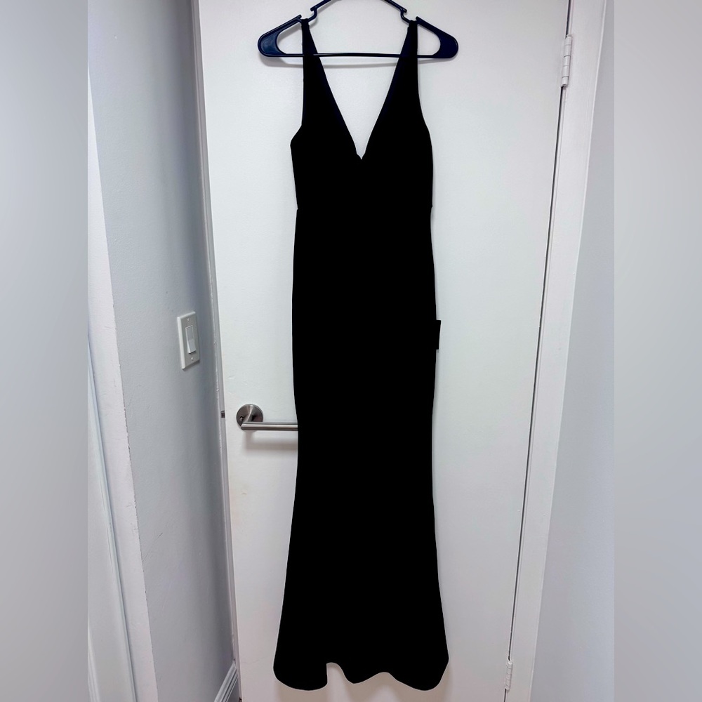 Stunning and elegant evening black gown. Brand new, never worn.